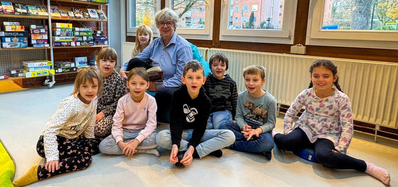 Bürgermeisterin liest für Schülerinnen und Schüler