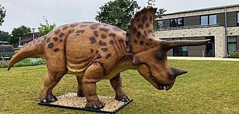 Dinosaurier darf vor dem Rathaus Rosengarten grasen