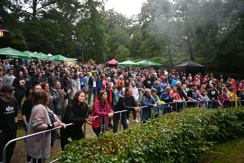 Den Besucherinnen und Besucher bietet sich auf der Wiese unter den Eichen und auf der Freilichtbühne im Harburger Stadtpark ein buntes Programm. Foto: Harburg Marketing