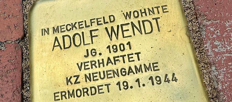 Bürgermeisterin putzt Stolpersteine